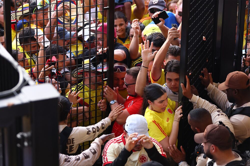 Aficionados intentan entrar en el estadio durante el partido en Miami Gardens el 14 de julio. Aficionados intentan entrar en el estadio durante el partido en Miami Gardens el 14 de julio.