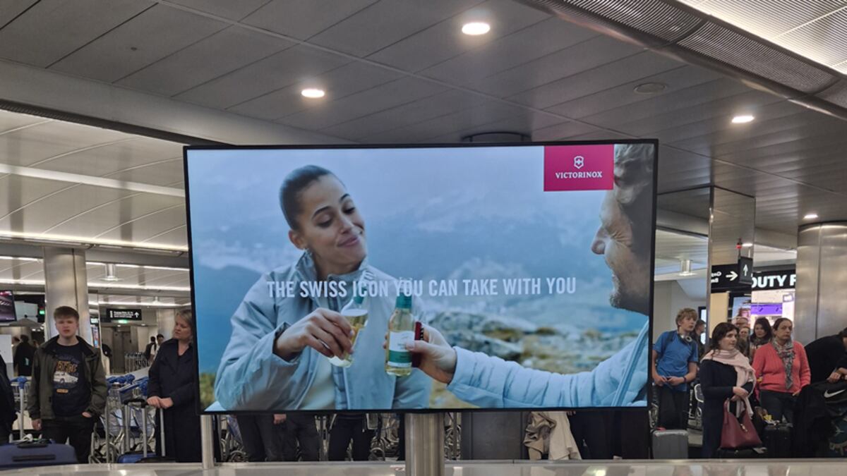 Anúncio da Victorinox no aeroporto de Zurique, na Suíça (Foto: Bloomberg Línea)