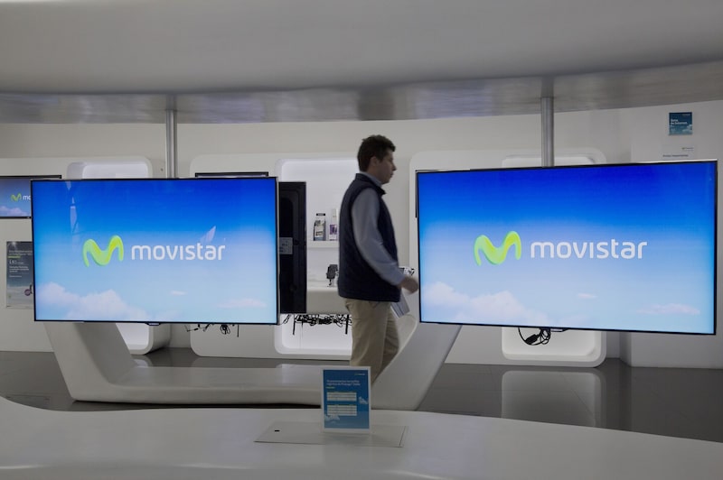 Pantallas en una tienda de Movistar. Pantallas en una tienda de Movistar.