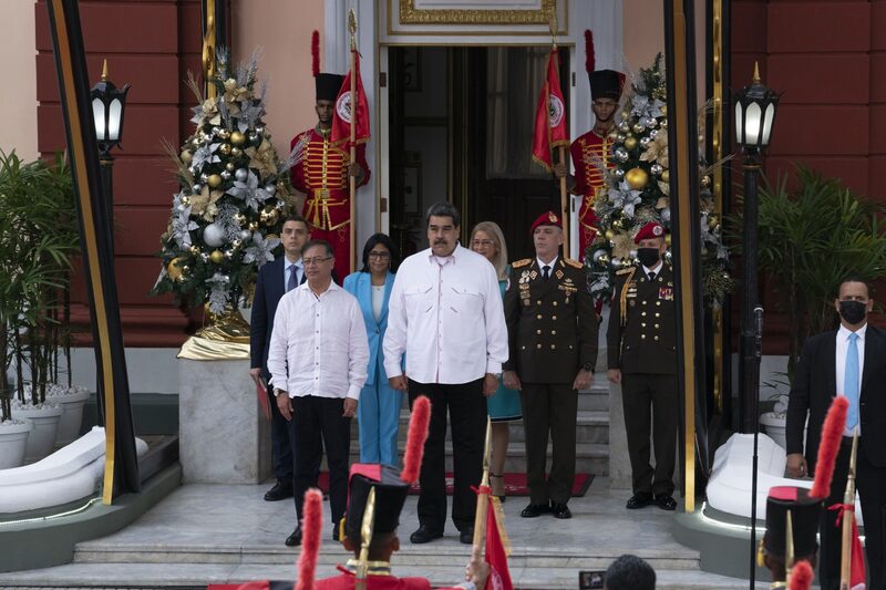 Nicolás Maduro, presidente de Venezuela, centro, y Gustavo Petro, presidente de Colombia, centro izquierda, durante el himno nacional colombiano en el Palacio de Miraflores en Caracas, Venezuela, el martes 1 de noviembre de 2022. Nicolás Maduro, presidente de Venezuela, centro, y Gustavo Petro, presidente de Colombia, centro izquierda, durante el himno nacional colombiano en el Palacio de Miraflores en Caracas, Venezuela, el martes 1 de noviembre de 2022.