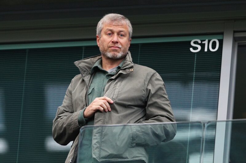 Abramovich gastou milhões de dólares em grandes jogadores e treinadores desde que comprou o clube em 2003 Abramovich gastou milhões de dólares em grandes jogadores e treinadores desde que comprou o clube em 2003
