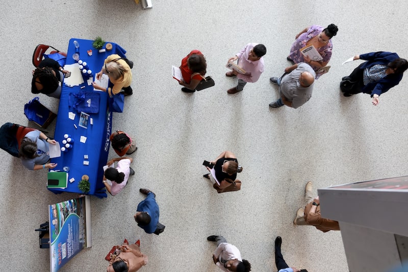 Los solicitantes de empleo asisten a una feria profesional en Sunrise, Florida, EE.UU. Fotógrafo: Joe Raedle/Getty Images North America. Los solicitantes de empleo asisten a una feria profesional en Sunrise, Florida, EE.UU. Fotógrafo: Joe Raedle/Getty Images North America.
