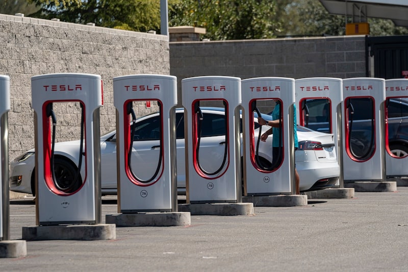Vehículos Tesla en estaciones de carga. Vehículos Tesla en estaciones de carga.
