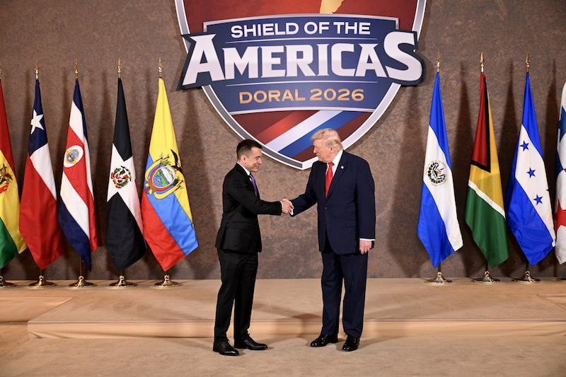 El presidente de Estados Unidos, Donald Trump, saluda a Daniel Noboa durante la "Cumbre El Escudo de las Américas", el 7 de marzo. Fotógrafo: Roberto Schmidt/Getty Images El presidente de Estados Unidos, Donald Trump, saluda a Daniel Noboa durante la "Cumbre El Escudo de las Américas", el 7 de marzo. Fotógrafo: Roberto Schmidt/Getty Images