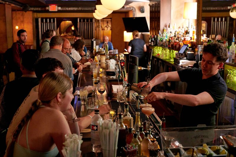 Happy hour tem novo horário no Trinity Place, que adicionou o horário das 15h às 17h de segunda a sexta Happy hour tem novo horário no Trinity Place, que adicionou o horário das 15h às 17h de segunda a sexta