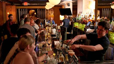 Por que os happy hours às sextas-feiras acabaram em Nova York e Londres Por que os happy hours às sextas-feiras acabaram em Nova York e Londres