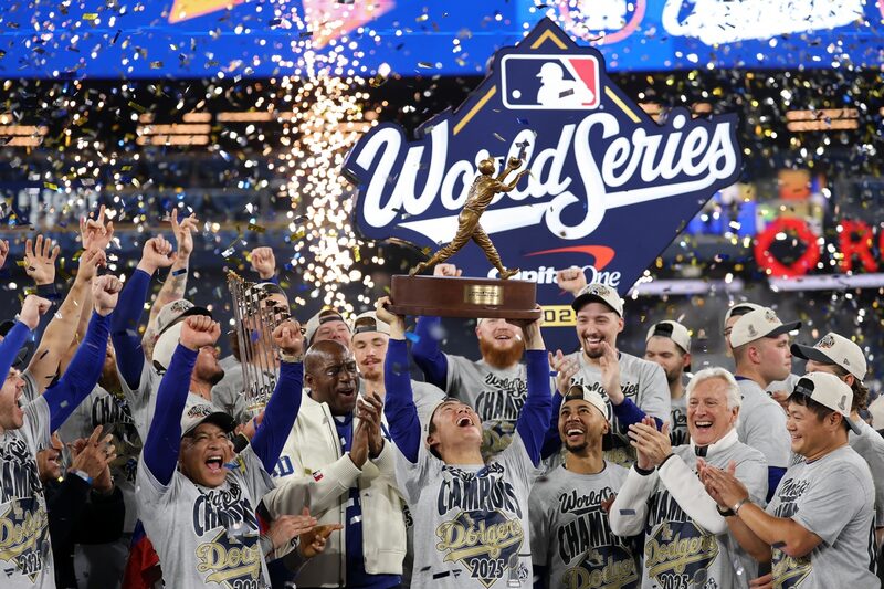 Yoshinobu Yamamoto levanta el premio MVP después de derrotar a los Toronto Blue Jays en el séptimo juego de la Serie Mundial 2025 en el Rogers Center de Toronto el 2 de noviembre. Foto: Emilee Chinn/Getty Images Yoshinobu Yamamoto levanta el premio MVP después de derrotar a los Toronto Blue Jays en el séptimo juego de la Serie Mundial 2025 en el Rogers Center de Toronto el 2 de noviembre. Foto: Emilee Chinn/Getty Images