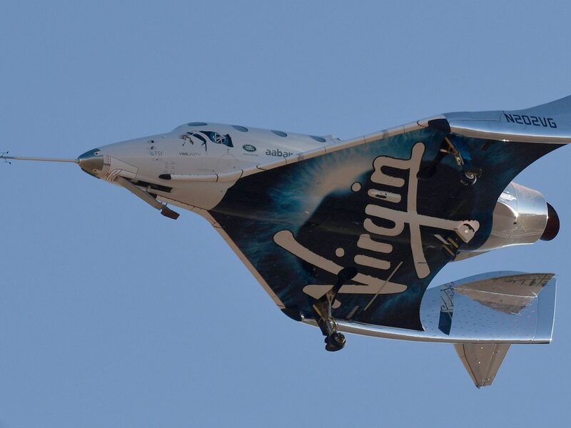 Modelo da Virgin Galactic em voo de testes: previsão de operação comercial para o dia 27 de junho (Foto: Gene Blevins/AFP/Getty Images) Modelo da Virgin Galactic em voo de testes: previsão de operação comercial para o dia 27 de junho (Foto: Gene Blevins/AFP/Getty Images)
