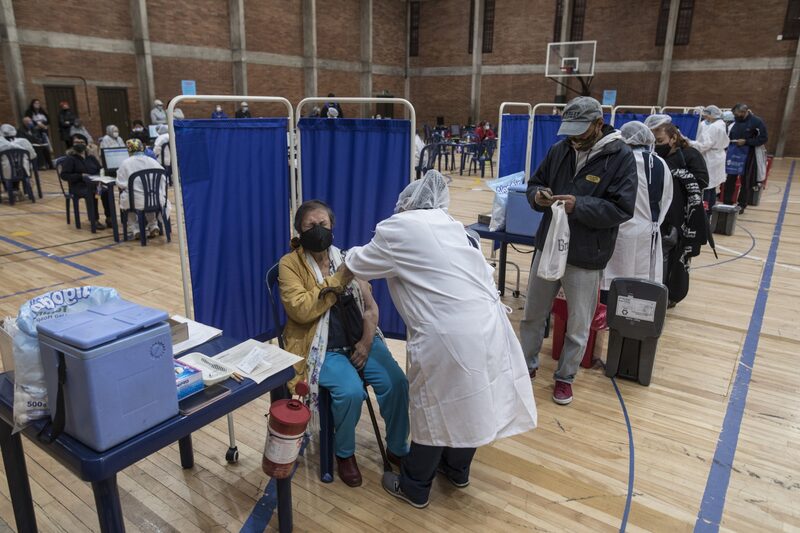 Un trabajador de la salud administra una dosis de la vacuna Sinovac en el Coliseo Cayetano Canizares en Bogotá, Colombia, el viernes 12 de marzo de 2021. Un trabajador de la salud administra una dosis de la vacuna Sinovac en el Coliseo Cayetano Canizares en Bogotá, Colombia, el viernes 12 de marzo de 2021.