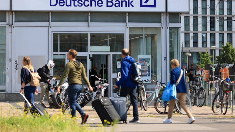 Ex-funcionário do Deutsche Bank é condenado por desviar recursos de clientes Ex-funcionário do Deutsche Bank é condenado por desviar recursos de clientes