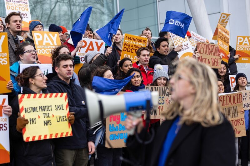 La huelga se produce en un momento especialmente ajetreado para el NHS, ya que se espera que la demanda de servicios sea alta tras el puente de Semana Santa y que muchos otros miembros del personal del NHS estén de vacaciones anuales durante las vacaciones escolares. La huelga se produce en un momento especialmente ajetreado para el NHS, ya que se espera que la demanda de servicios sea alta tras el puente de Semana Santa y que muchos otros miembros del personal del NHS estén de vacaciones anuales durante las vacaciones escolares.