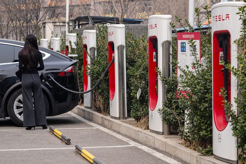 Tesla retrocede mientras BYD avanza: sus envíos desde China caen por séptimo mes. Tesla retrocede mientras BYD avanza: sus envíos desde China caen por séptimo mes.