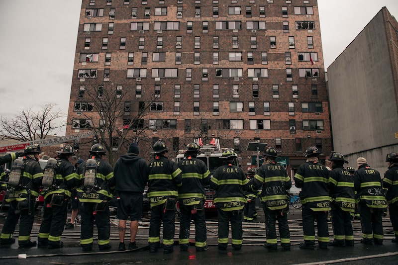 Fogo deixa 19 mortos em Nova York Fogo deixa 19 mortos em Nova York