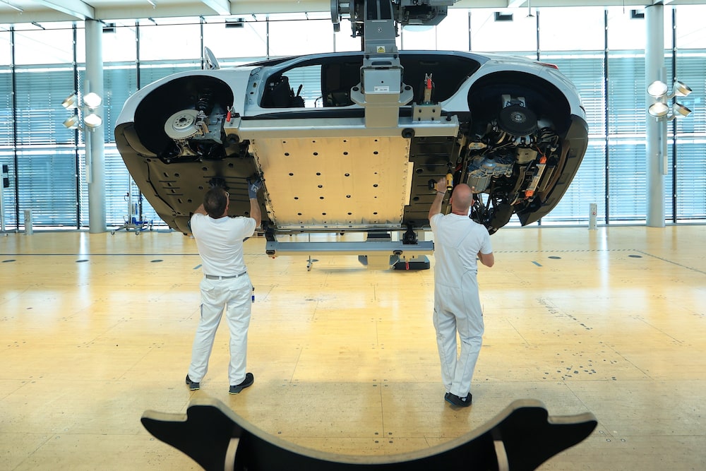 Empleados trabajando en un hatchback eléctrico VW ID.3 en la fábrica de Volkswagen en Dresde, Alemania. Fotógrafo: Krisztian Bocsi/Bloomberg Empleados trabajando en un hatchback eléctrico VW ID.3 en la fábrica de Volkswagen en Dresde, Alemania. Fotógrafo: Krisztian Bocsi/Bloomberg