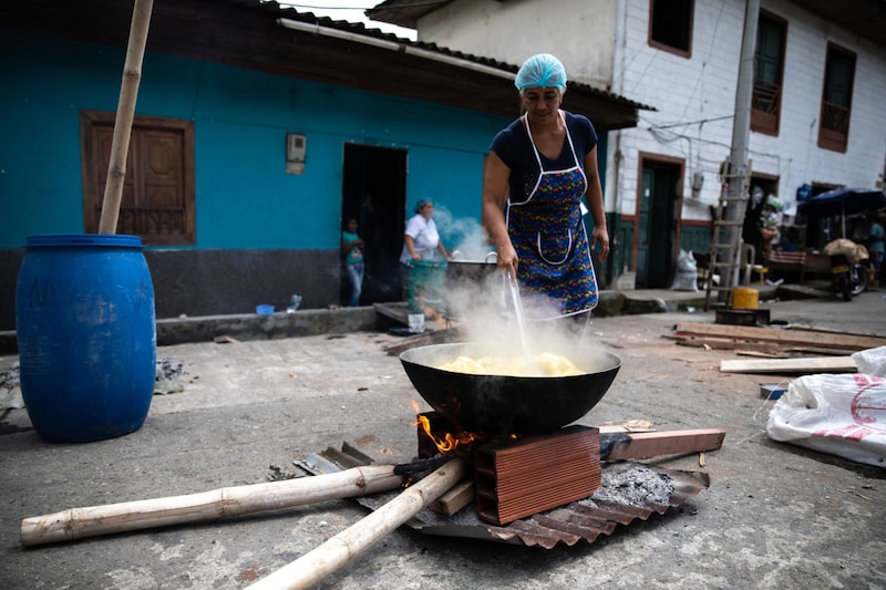 Un voluntario prepara alimentos para los residentes desplazados por las inundaciones causadas por los daños estructurales en la represa hidroeléctrica Hidroituango en la ciudad de Valdivia, Departamento de Antioquia, Colombia, el sábado 19 de mayo de 2018. Un voluntario prepara alimentos para los residentes desplazados por las inundaciones causadas por los daños estructurales en la represa hidroeléctrica Hidroituango en la ciudad de Valdivia, Departamento de Antioquia, Colombia, el sábado 19 de mayo de 2018.