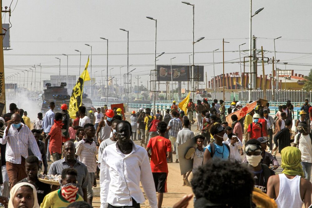La gente marcha en una manifestación exigiendo el regreso del gobierno civil, cerca del aeropuerto en el sur de la capital de Sudán, Jartum, el 18 de agosto. Source: AFP/Getty Images La gente marcha en una manifestación exigiendo el regreso del gobierno civil, cerca del aeropuerto en el sur de la capital de Sudán, Jartum, el 18 de agosto. Source: AFP/Getty Images