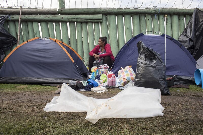 Una migrante venezolana se encuentra en un campamento improvisado en Bogotá, Colombia, el martes 13 de noviembre de 2018. Una migrante venezolana se encuentra en un campamento improvisado en Bogotá, Colombia, el martes 13 de noviembre de 2018.