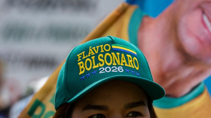 Flávio Bolsonaro sai fortalecido por onda de direita para enfrentar Lula no 2º turno Flávio Bolsonaro sai fortalecido por onda de direita para enfrentar Lula no 2º turno