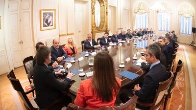 Milei tensiona relación con las provincias y complica el avance de ley ómnibus Milei tensiona relación con las provincias y complica el avance de ley ómnibus