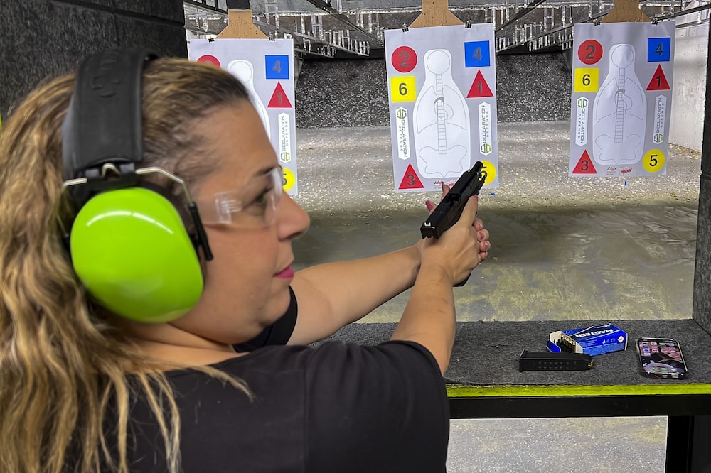 Práctica de tiro de una mujer judía en EE.UU. Práctica de tiro de una mujer judía en EE.UU.