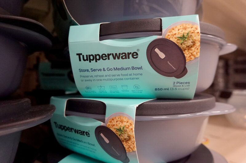 Tupperware sólo tiene US$7,4 millones en efectivo, pero no puede gastar nada de ello sin la aprobación de los prestamistas. Tupperware sólo tiene US$7,4 millones en efectivo, pero no puede gastar nada de ello sin la aprobación de los prestamistas.