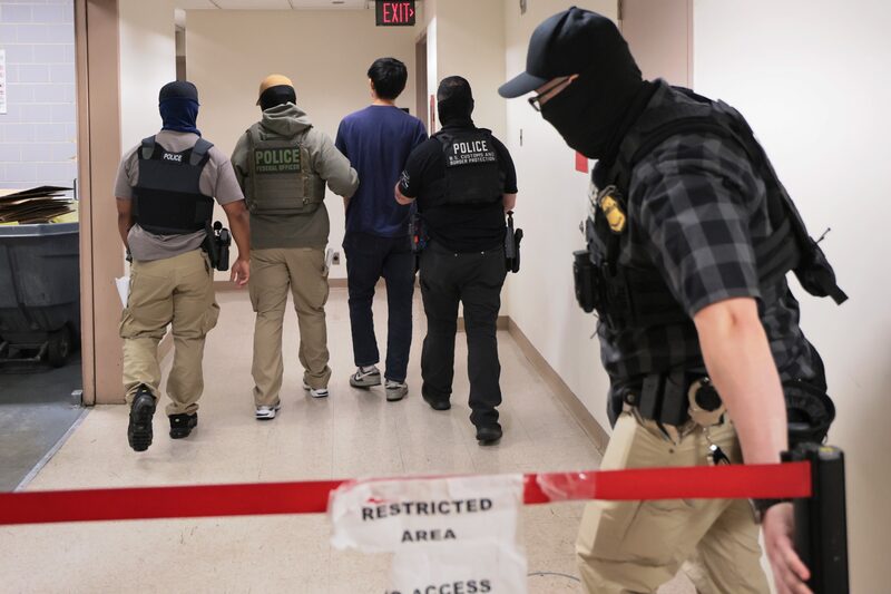Agentes federales detienen a un hombre tras salir del tribunal de inmigración después de una audiencia en el Edificio Federal Jacob K. Javits en Nueva York. Fotógrafo: Michael M. Santiago/Getty Images. Agentes federales detienen a un hombre tras salir del tribunal de inmigración después de una audiencia en el Edificio Federal Jacob K. Javits en Nueva York. Fotógrafo: Michael M. Santiago/Getty Images.
