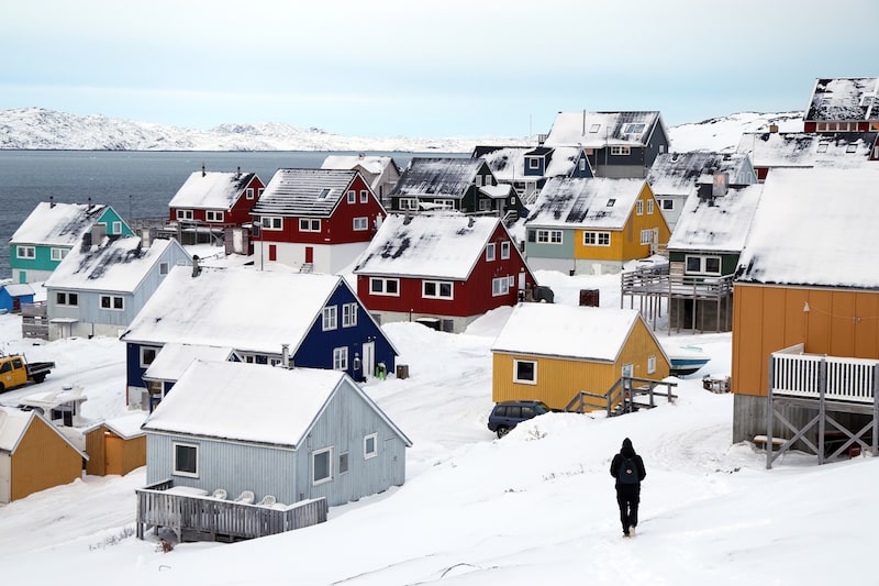 Un hombre camina hacia casas residenciales en Nuuk, Groenlandia. Fotógrafo: Sean Gallup/Getty Images. Un hombre camina hacia casas residenciales en Nuuk, Groenlandia. Fotógrafo: Sean Gallup/Getty Images.