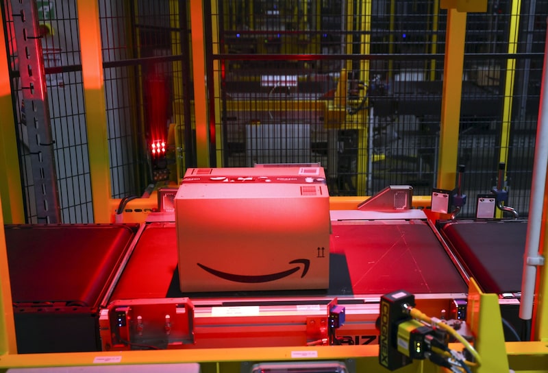 Un artículo en caja es escaneado en una cinta transportadora en un centro de distribución de Amazon.com Inc. en Swindon, Reino Unido. Un artículo en caja es escaneado en una cinta transportadora en un centro de distribución de Amazon.com Inc. en Swindon, Reino Unido.