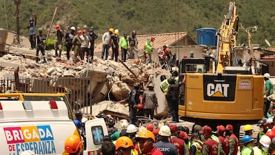Grupos de ayuda acuden a Venezuela en una oleada de búsqueda y rescate Grupos de ayuda acuden a Venezuela en una oleada de búsqueda y rescate