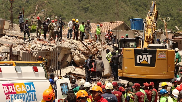 Grupos de ayuda acuden a Venezuela en una oleada de búsqueda y rescate Grupos de ayuda acuden a Venezuela en una oleada de búsqueda y rescate
