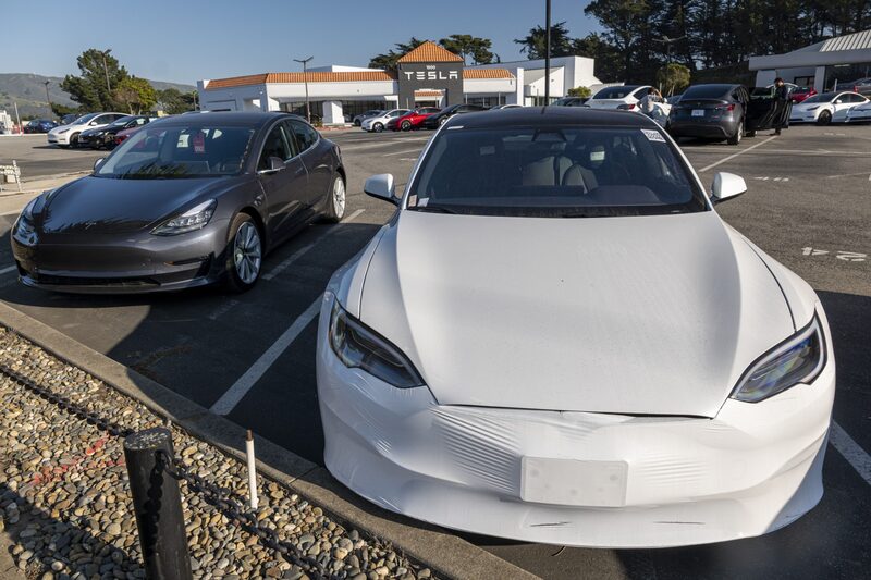 “Cuando los tipos de interés suben drásticamente, en realidad tenemos que reducir el precio del coche, porque los pagos de intereses aumentan el precio del coche”, dijo Musk. “Cuando los tipos de interés suben drásticamente, en realidad tenemos que reducir el precio del coche, porque los pagos de intereses aumentan el precio del coche”, dijo Musk.