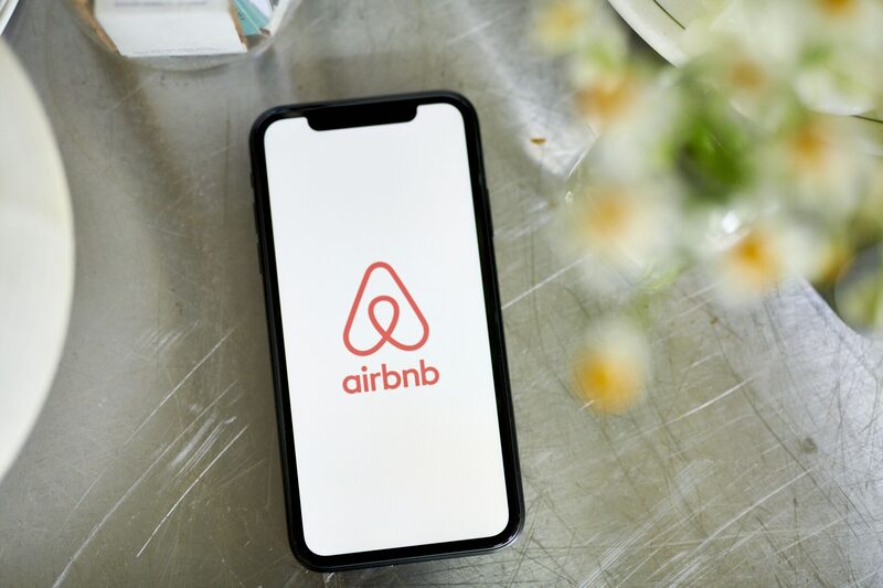 Embora algumas métricas não tenham superado as expectativas, como o lucro líquido do Airbnb, o desempenho foi sólido (Foto: Gabby Jones/Bloomberg) Embora algumas métricas não tenham superado as expectativas, como o lucro líquido do Airbnb, o desempenho foi sólido (Foto: Gabby Jones/Bloomberg)