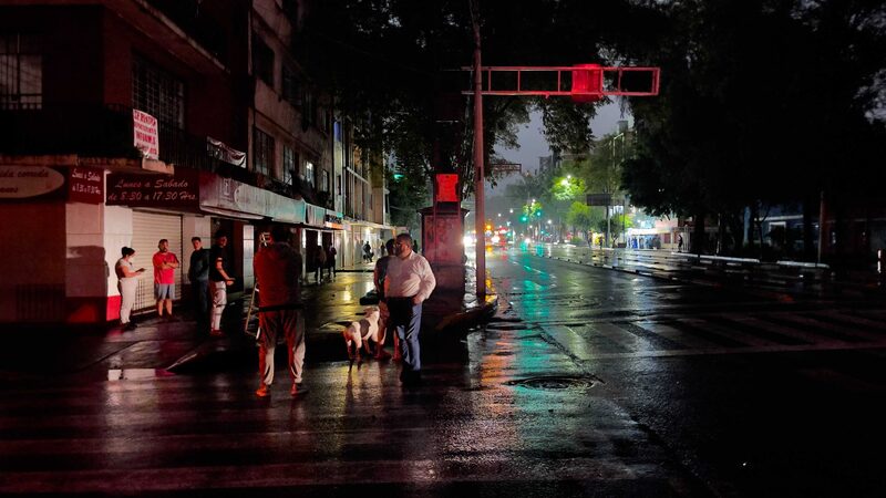 Los ciudadanos evacuaron los edificios tras el sismo presentado en la noche del 7 de septiembre en Ciudad de México. Foto: Arturo Luna/Bloomberg Línea Los ciudadanos evacuaron los edificios tras el sismo presentado en la noche del 7 de septiembre en Ciudad de México. Foto: Arturo Luna/Bloomberg Línea