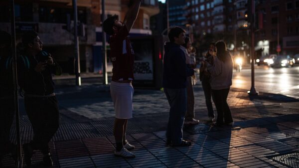 ‘Longa noite’ na Espanha: apagão expõe falhas em rede elétrica e desafia autoridades ‘Longa noite’ na Espanha: apagão expõe falhas em rede elétrica e desafia autoridades