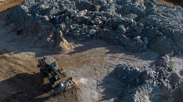 Provincias argentinas negocian con mineras por proveedores locales tras RIGI y ley de glaciares Provincias argentinas negocian con mineras por proveedores locales tras RIGI y ley de glaciares