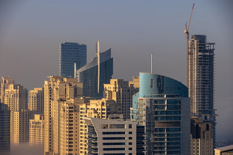 La niebla matutina rodea edificios residenciales y comerciales en el distrito de la Marina en Dubai. La niebla matutina rodea edificios residenciales y comerciales en el distrito de la Marina en Dubai.