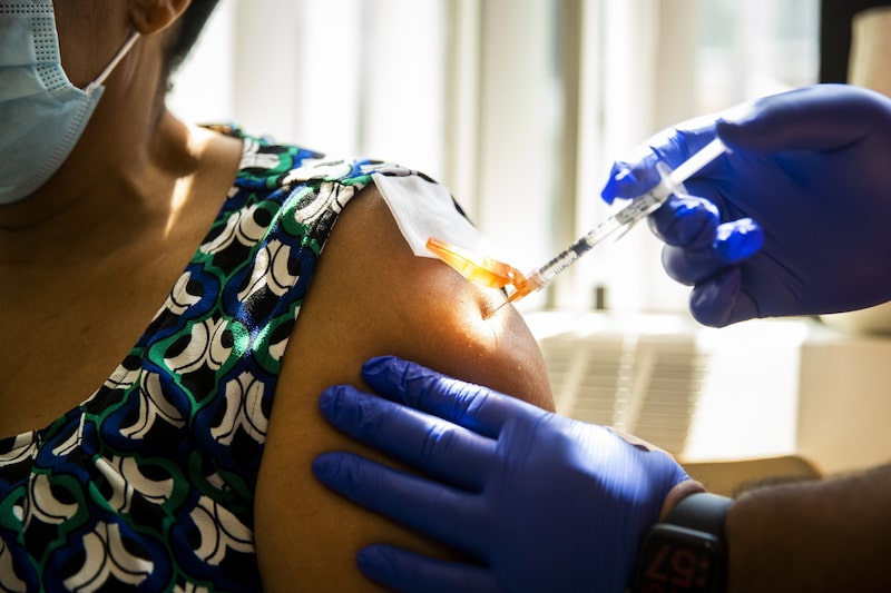 Un trabajador sanitario administra una vacuna contra el Covid-19 en el Centro Médico de Boston. Fotógrafo: Adam Glanzman/Bloomberg. Un trabajador sanitario administra una vacuna contra el Covid-19 en el Centro Médico de Boston. Fotógrafo: Adam Glanzman/Bloomberg.
