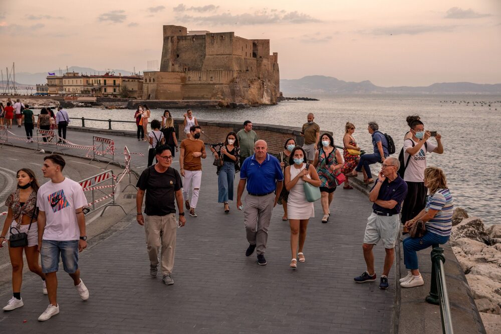 Turistas caminan por el paseo marítimo cerca del castillo de Ovo en Nápoles, Italia, el 21 de julio. Turistas caminan por el paseo marítimo cerca del castillo de Ovo en Nápoles, Italia, el 21 de julio.