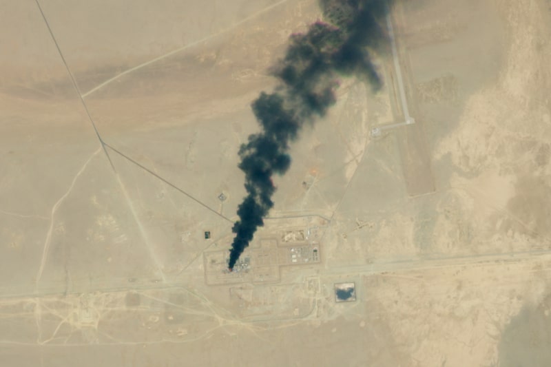 El cierre del oleoducto Este-Oeste de Arabia Saudita provocó nuevas repercusiones el sábado, tras determinarse que los ataques se habían lanzado desde el interior de Irak. El cierre del oleoducto Este-Oeste de Arabia Saudita provocó nuevas repercusiones el sábado, tras determinarse que los ataques se habían lanzado desde el interior de Irak.