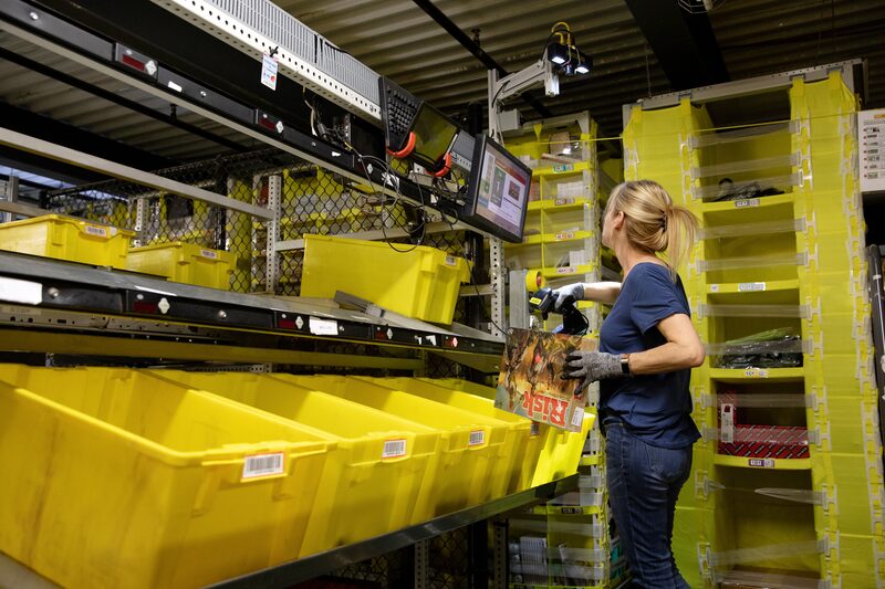 Trabalhadora em centro de distribuição nos EUA Trabalhadora em centro de distribuição nos EUA