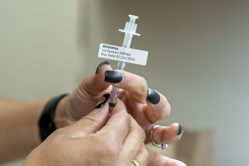 Preparación de una dosis de la vacuna Moderna contra el Covid-19 Preparación de una dosis de la vacuna Moderna contra el Covid-19