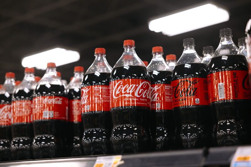 Garrafas de Coca-Cola em um supermercado em Clifton Park, no estado de Nova York. Foto: Angus Mordant/Bloomberg Garrafas de Coca-Cola em um supermercado em Clifton Park, no estado de Nova York. Foto: Angus Mordant/Bloomberg
