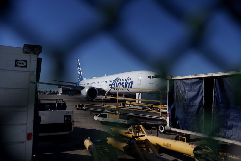 Avião Boeing 737 Max-9 da Alaska Airlines paralisado em Los Angeles, na Califórnia Avião Boeing 737 Max-9 da Alaska Airlines paralisado em Los Angeles, na Califórnia