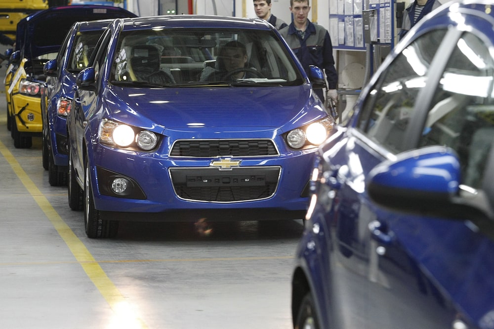 Un empleado conduce un automóvil Chevrolet Aveo terminado, una división de General Motors Co. (GM), fuera de la línea de producción. Un empleado conduce un automóvil Chevrolet Aveo terminado, una división de General Motors Co. (GM), fuera de la línea de producción.