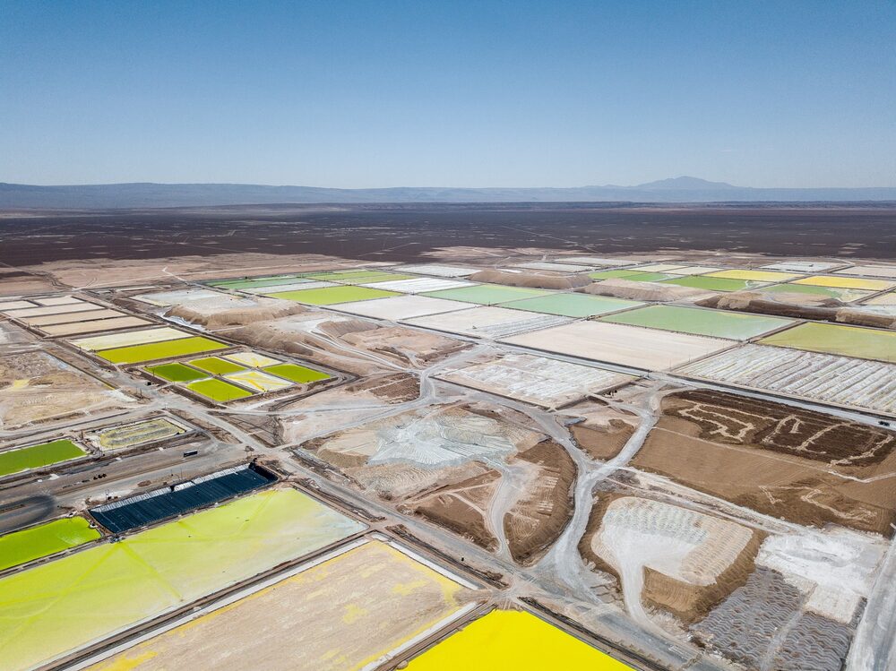 Piscinas de salmuera en una mina de litio de SQM en el salar de Atacama, en el desierto de Atacama., Chile. Piscinas de salmuera en una mina de litio de SQM en el salar de Atacama, en el desierto de Atacama., Chile.