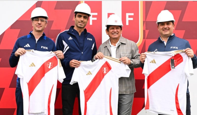 En medio y de traje gris, el presidente de la FPF, Agustín Lozano. En medio y de traje gris, el presidente de la FPF, Agustín Lozano.