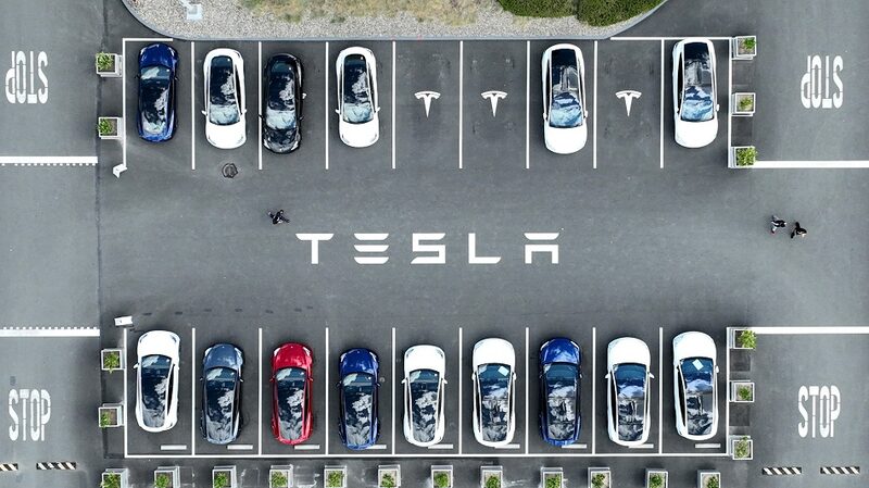 Tesla desiste de abrir mão de margem com preços mais baixos de carros após reação negativa de investidores (Bloomberg) Tesla desiste de abrir mão de margem com preços mais baixos de carros após reação negativa de investidores (Bloomberg)