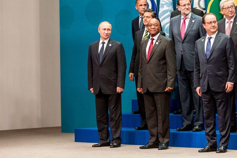 Vladimir Putin, a la izquierda, y otros líderes posan para la foto grupal anual del G20 en Brisbane, Australia, el 15 de noviembre de 2014. Vladimir Putin, a la izquierda, y otros líderes posan para la foto grupal anual del G20 en Brisbane, Australia, el 15 de noviembre de 2014.