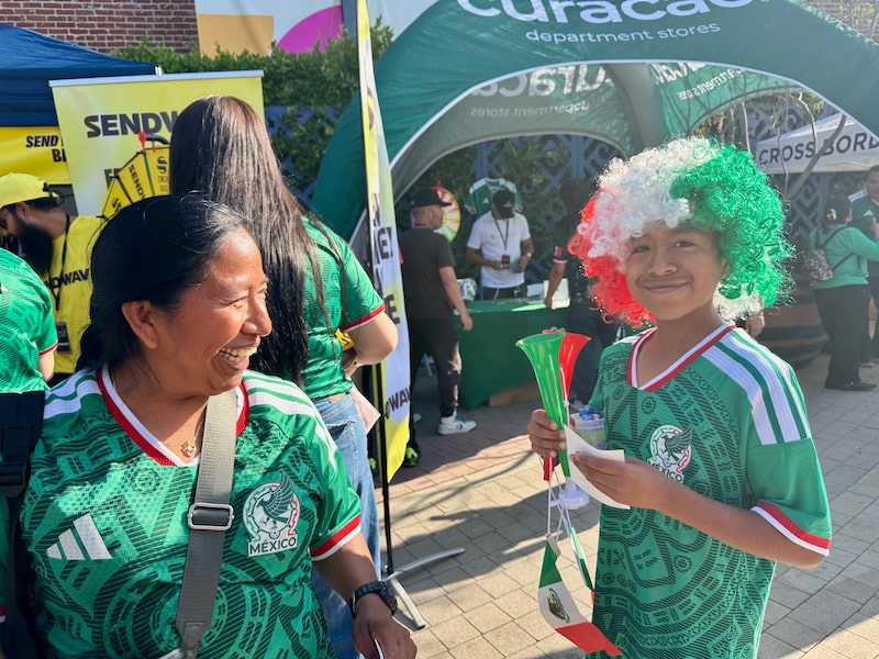 Varios miembros de la comunidad mexicana acuden a la Casa México, ubicada en un centro comunitario, para ver los partidos del seleccionado mexicano. Varios miembros de la comunidad mexicana acuden a la Casa México, ubicada en un centro comunitario, para ver los partidos del seleccionado mexicano.