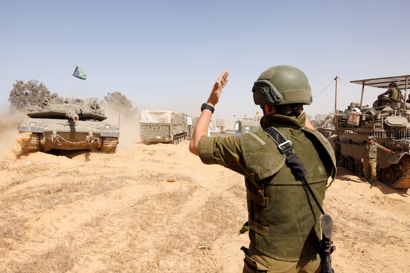 Forças israelenses perto da Faixa de Gaza: país continua a fazer movimentos contra seus inimigos (Foto: Kobi Wolf/Bloomberg)_ Forças israelenses perto da Faixa de Gaza: país continua a fazer movimentos contra seus inimigos (Foto: Kobi Wolf/Bloomberg)_